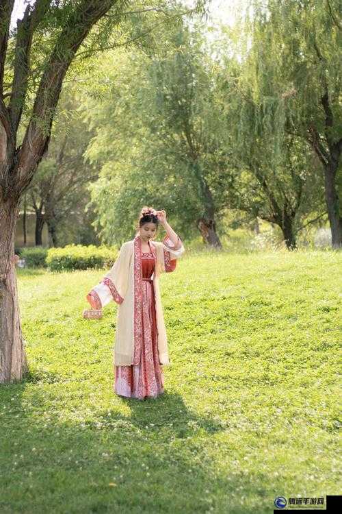 婀娜少女羞歲月無憂愁云裳：青春芳華綻別樣光彩